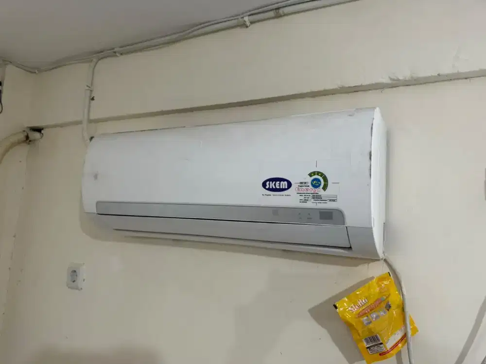 AC Midea 1 pk bekas normal masih nancap