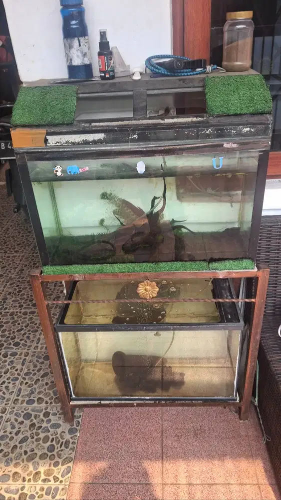 Di jual satu set Aquarium dan meja nya