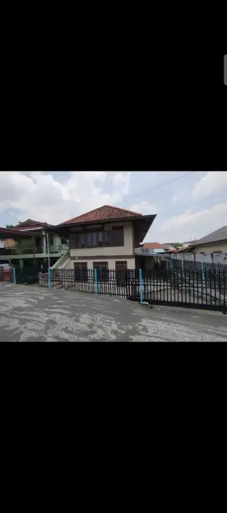 DiJual rumah dua lantai dtengah kota