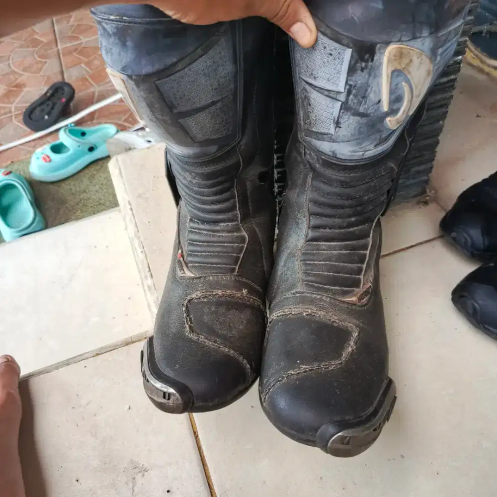 Sepatu touring second