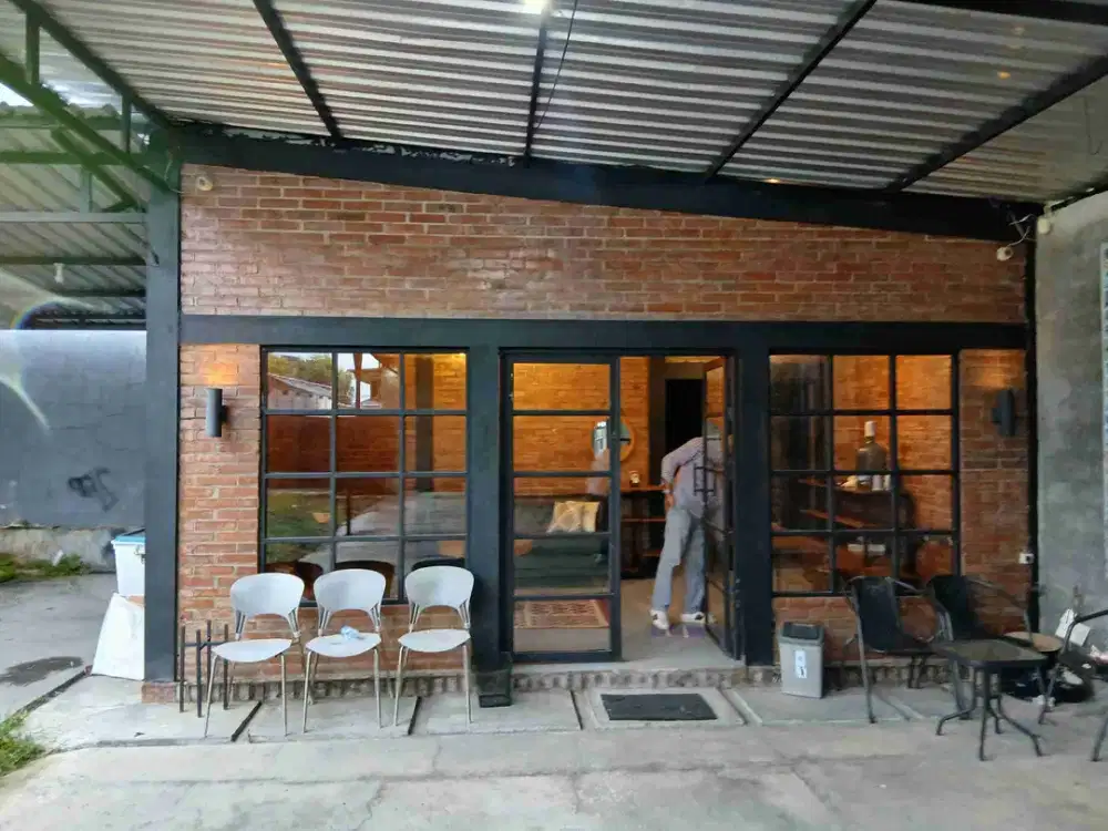 Di sewakan Bekas Cafe di Condong Catur Sleman Yogyakarta letak strategis di tengah kota cocok untuk showroom , Cafe , gudang terbuka, bisa  dapur MBG dan segala usaha.