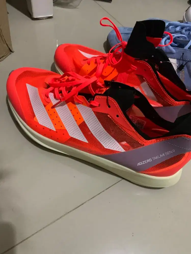 Sepatu running adiizero