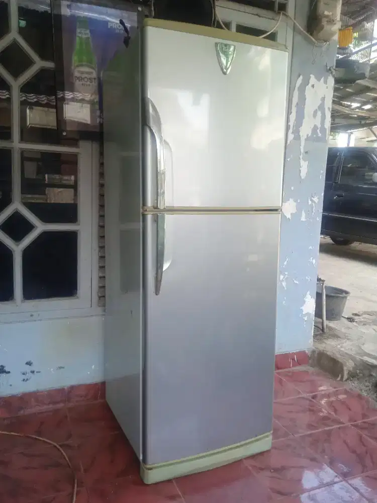 Di jual kulkas 2 pintu siap pakai