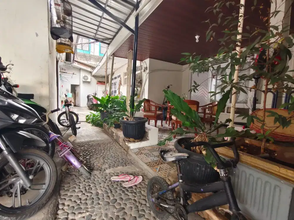 DIJUAL RUMAH LAMA CIPAKU KEBAYORAN BARU, COCOK INVESTASI!
