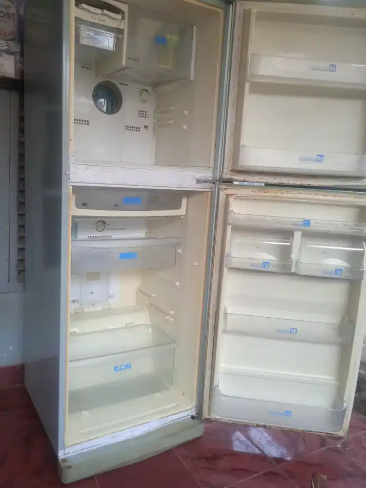 di jual kulkas 2 pintu inverter siap pakai