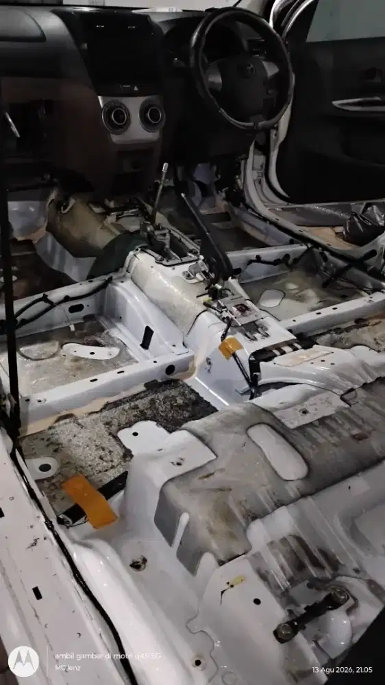 Poles mobil exterior dan interior
