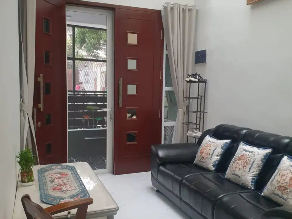 Rumah Besar 3 Lantai + Kost 6 Pintu (Full Terisi) Lokasi Sangat Strategis di Kebon Jeruk Jakarta Barat