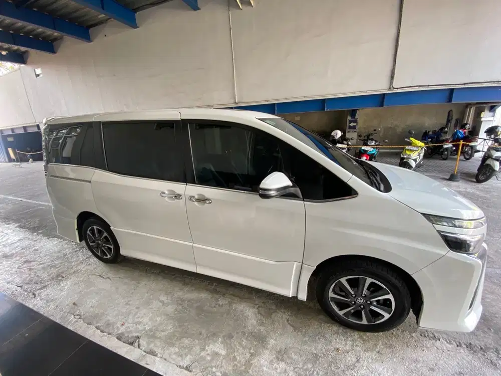 TOYOTA VOXY 2019