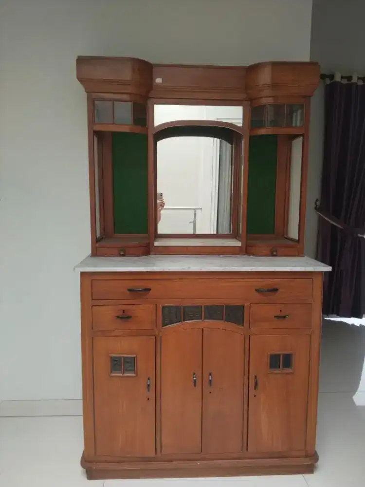 mebel  lemari hias