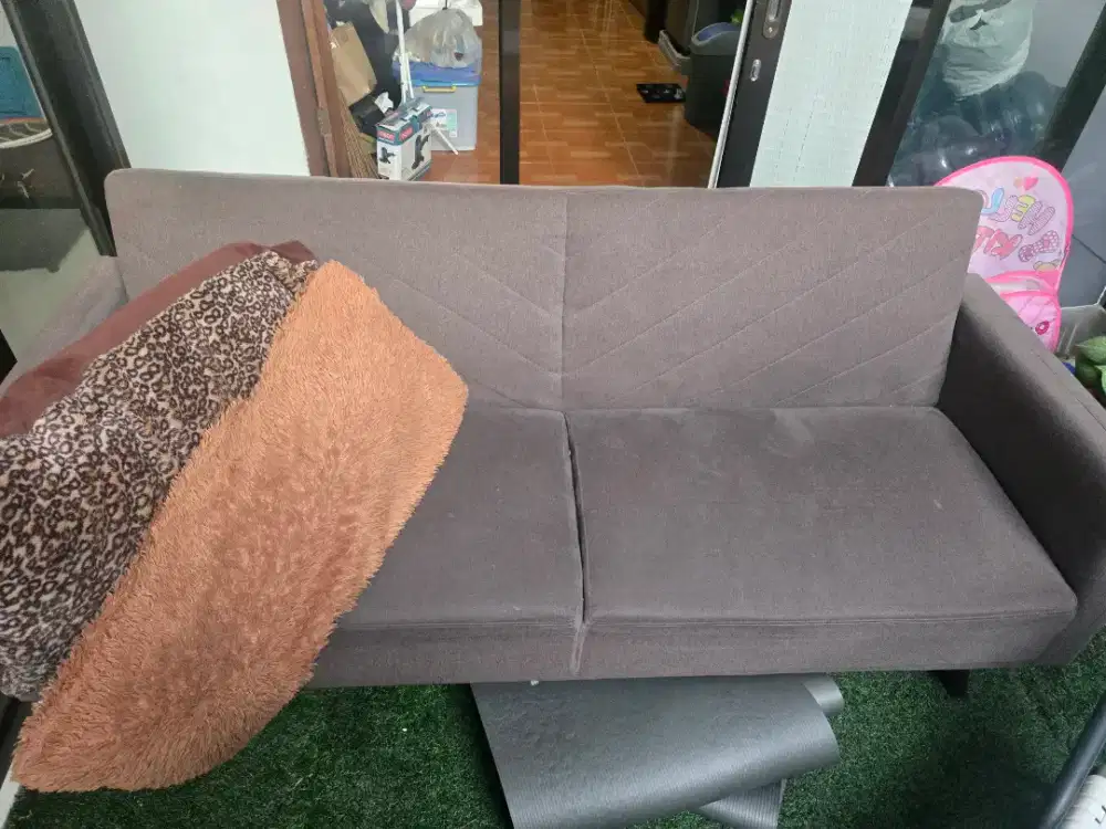Kursi sofabed warna abu