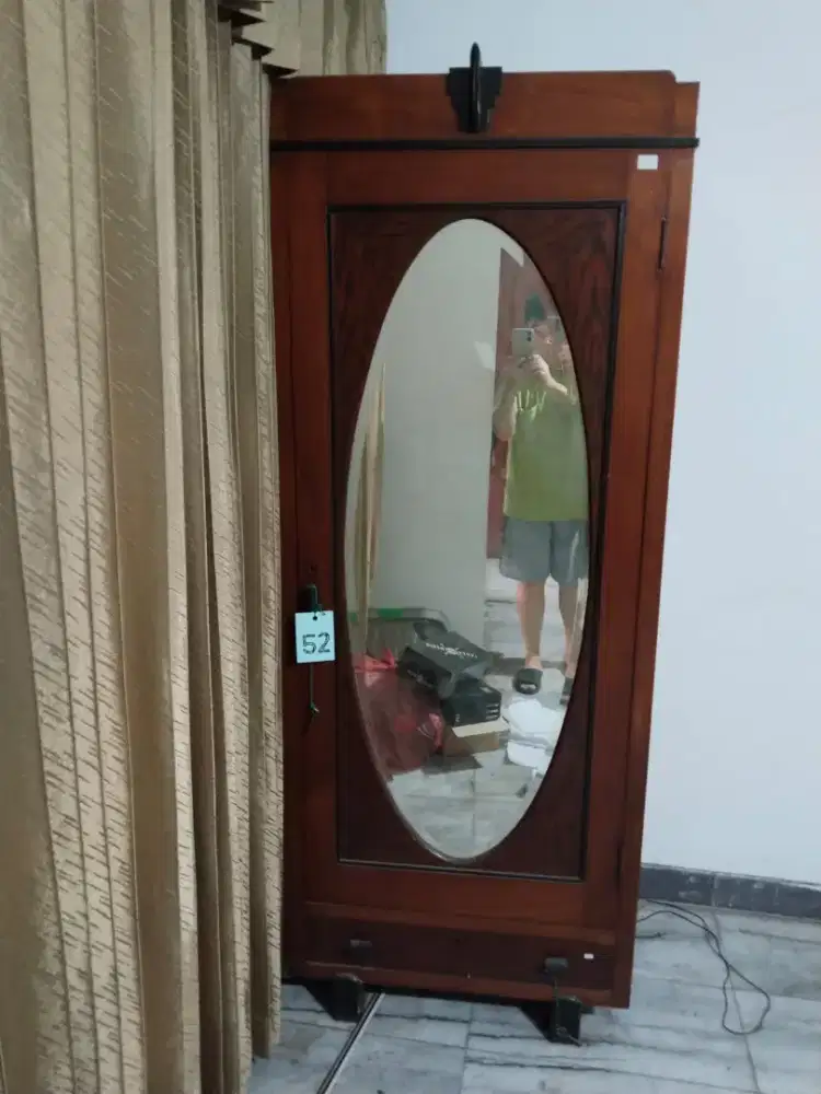 lemari mebel kayu kaca