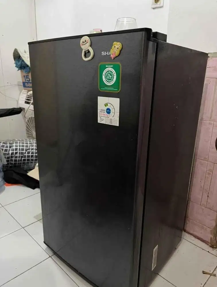 Dijual Kulkas 1 pintu Merek Sharp hitam