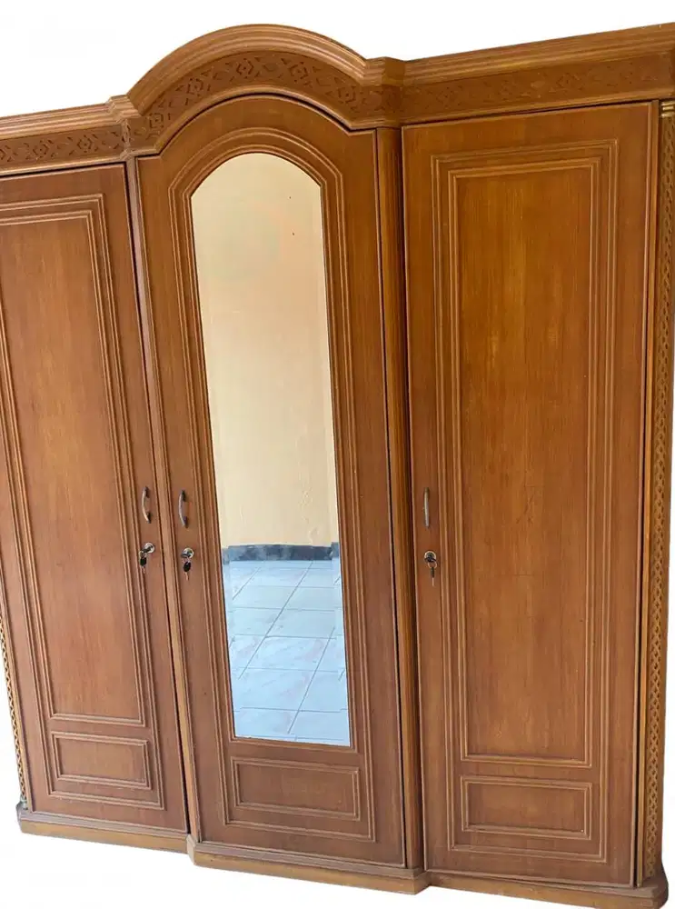 Lemari Mahoni 3 Pintu + Kaca + Lampu