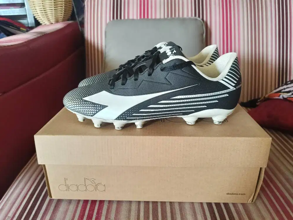 Sepatu Bola Diadora Phicici 8 FG MG14