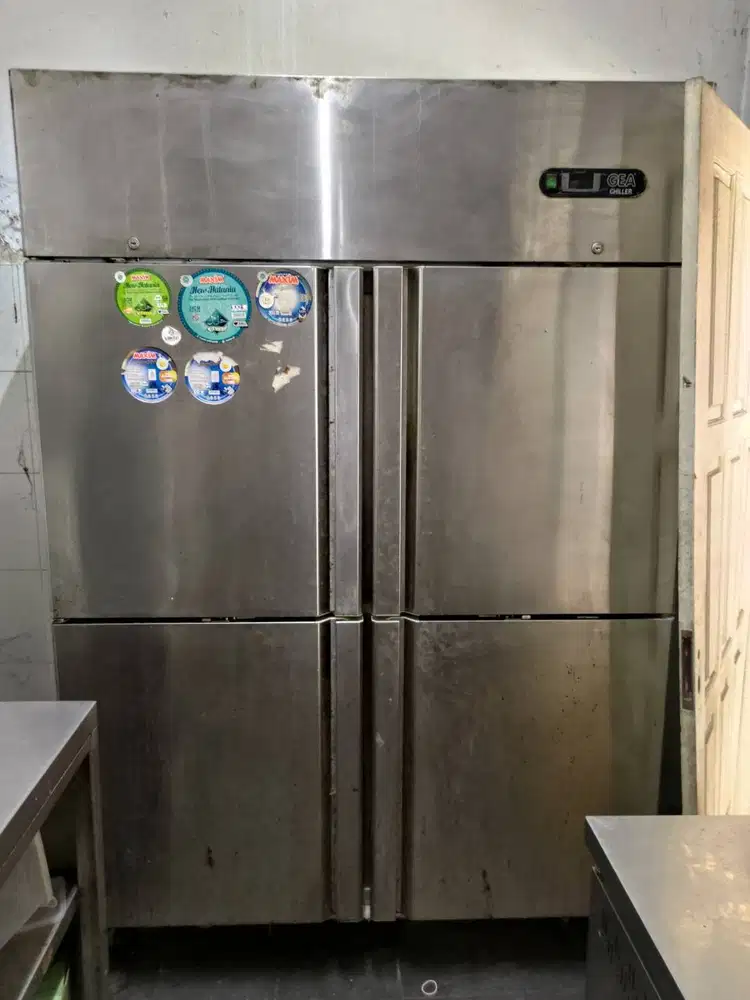 Upright Chiller GEA 4 pintu (URC-1200-4D)