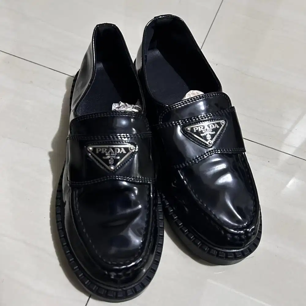 Sepatu Hitam Slip On Prada