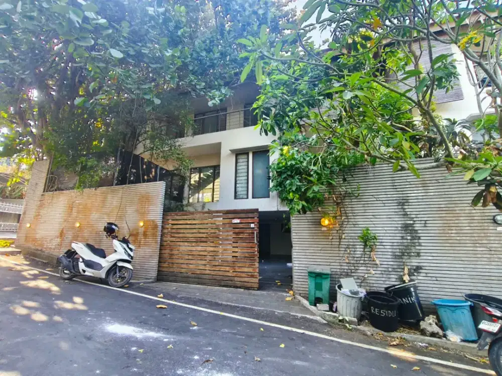 Disewakan Villa Besar Lokasi Tenang di Taman Giri, Nusa Dua.