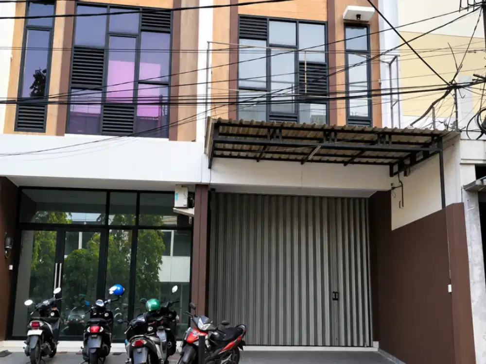 Ruko Pinggir Jalan Raya Utama 3,5 Lantai di Taman Aries Meruya Utara