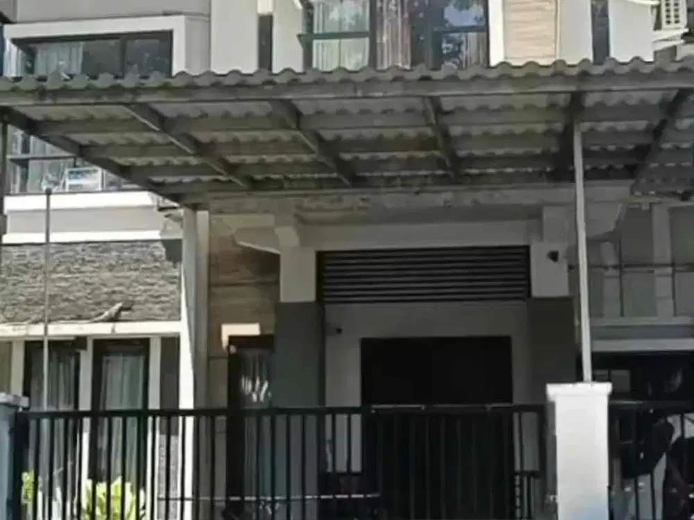 Murah Rumah 2 Lantai Lokasi Strategis Luar Cluster Dekat Gate Utama Royal Residence, Surabaya Barat