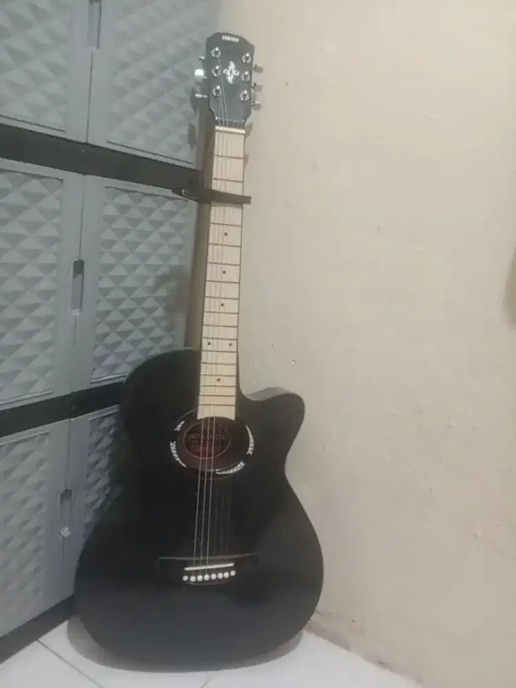 Gitar yamaha akustik