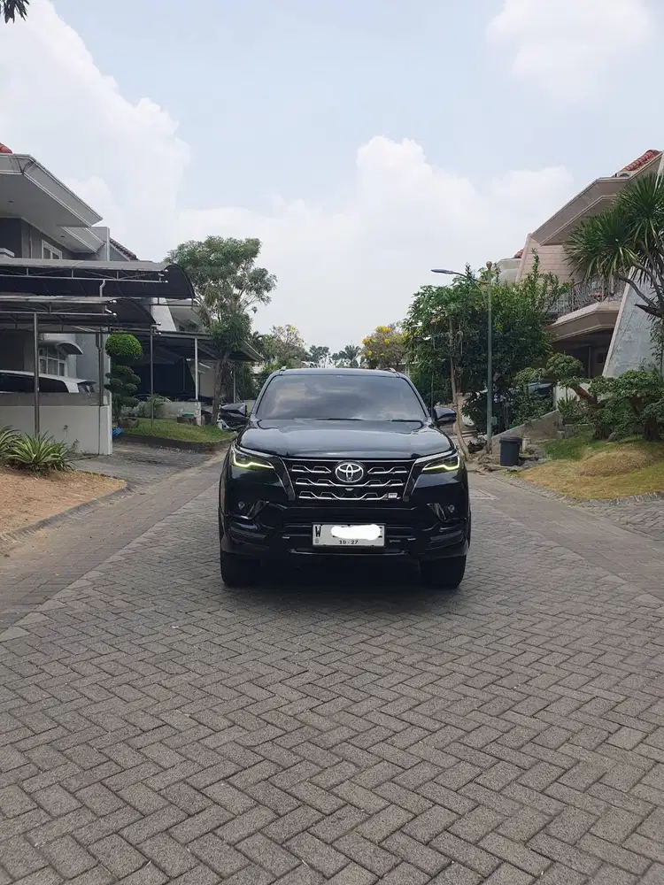 Fortuner 2022 Akhir GR Sport 2.8 Diesel Matic Km 65rb warna hitam