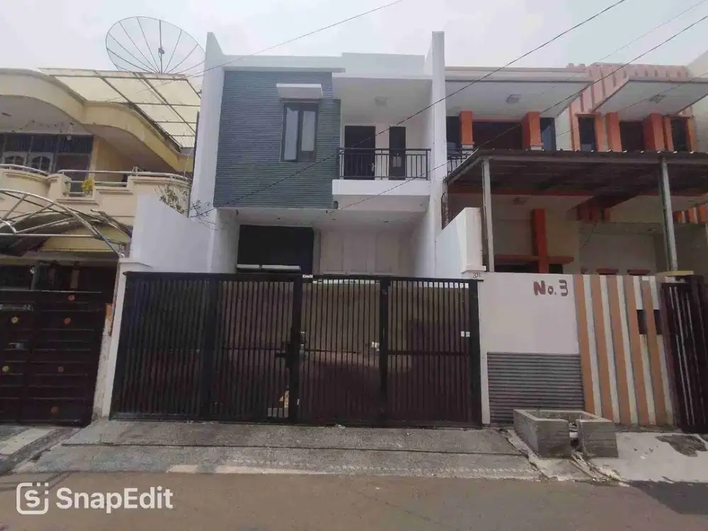 Dijual rumah minimalis 2 1/2 lt di jl Mandala Selatan Tomang, bangunan bagus, plafon tinggi hadap Utara