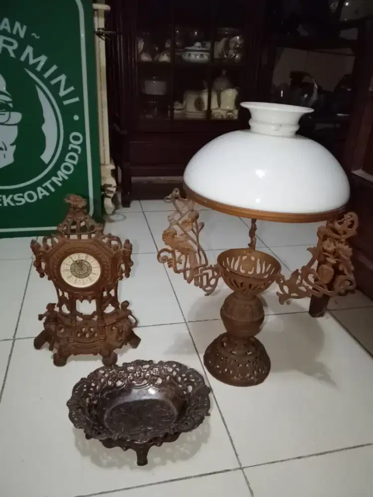 Jam meja lampu Kuningan dan tempat koin kuningan