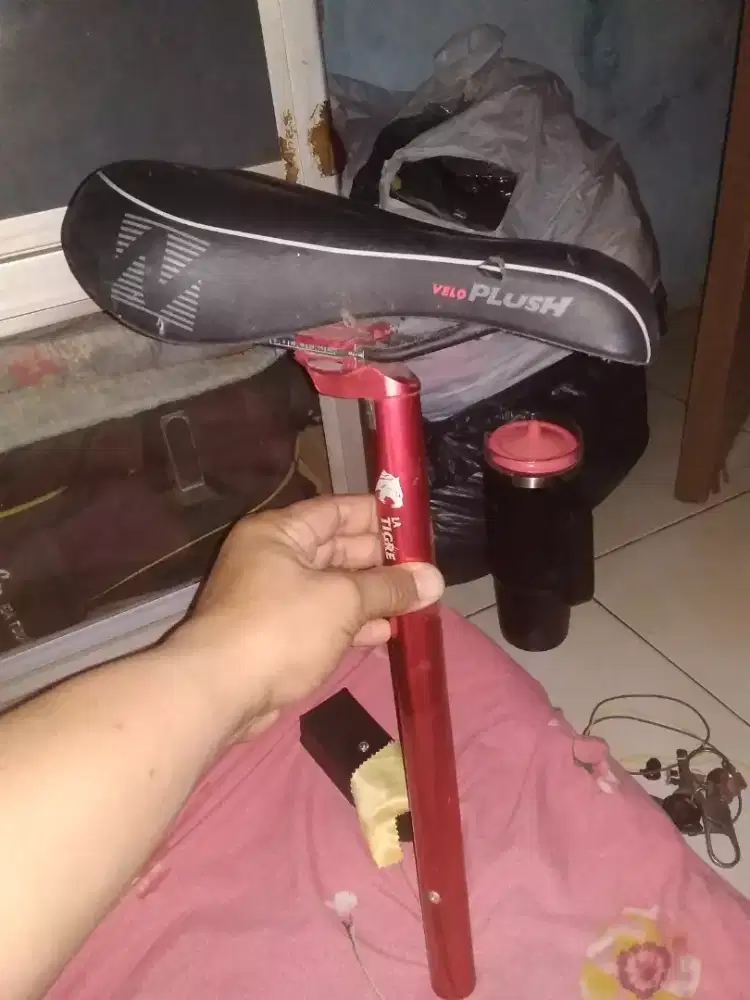 Jok sepeda dengan sambungan panjang