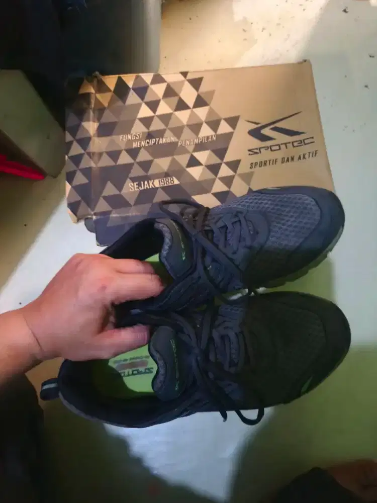Jual cepat sepatu sport spotec likenew