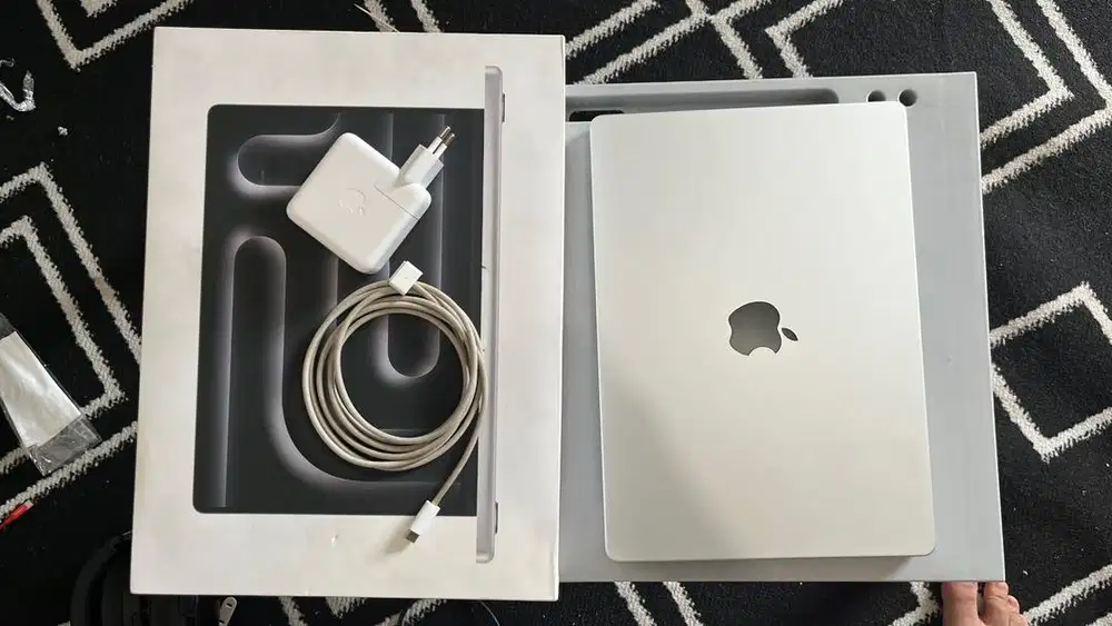 Macbook Pro M3 8/512 Fullset Mulus Original