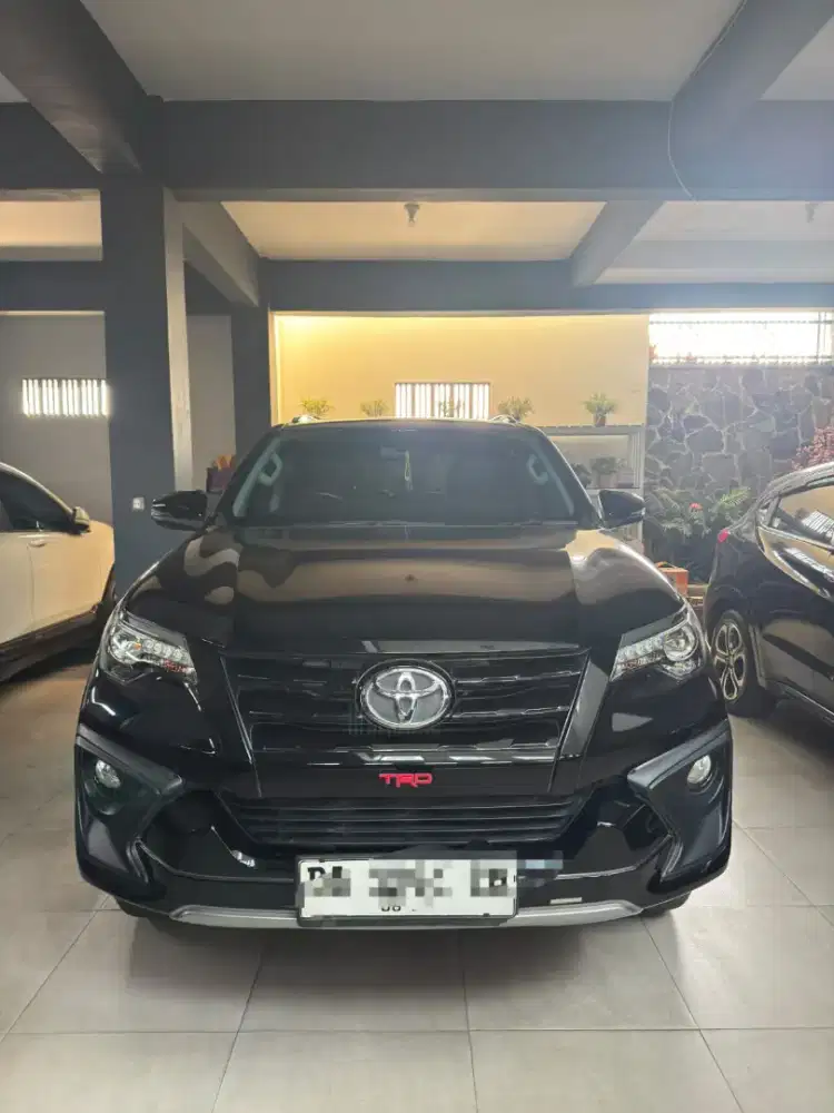 Toyota Fortuner 2.7 TRD AT