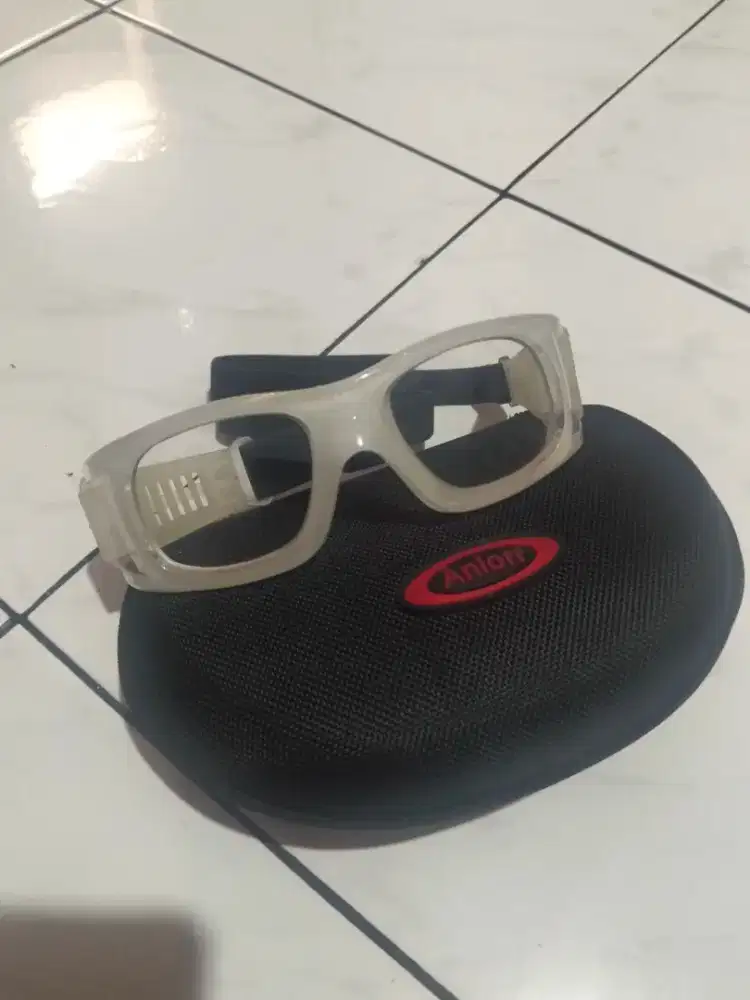 Kacamata olahraga