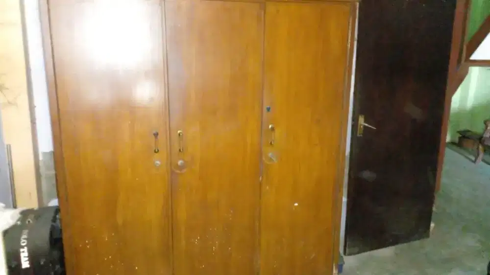 Dijual Lemari Jati Tua 3 Pintu Tahun 90-an