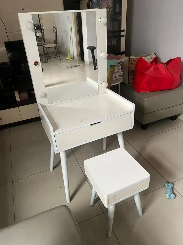 Meja Rias Bekas