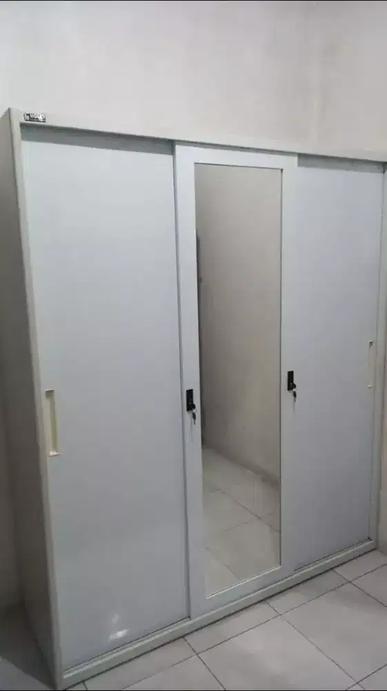Lemari pakaian bahan plat besi