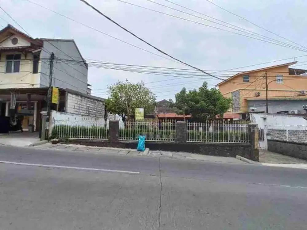 Rumah Pinggir Jalan Raya dengan Taman Luas di Condet