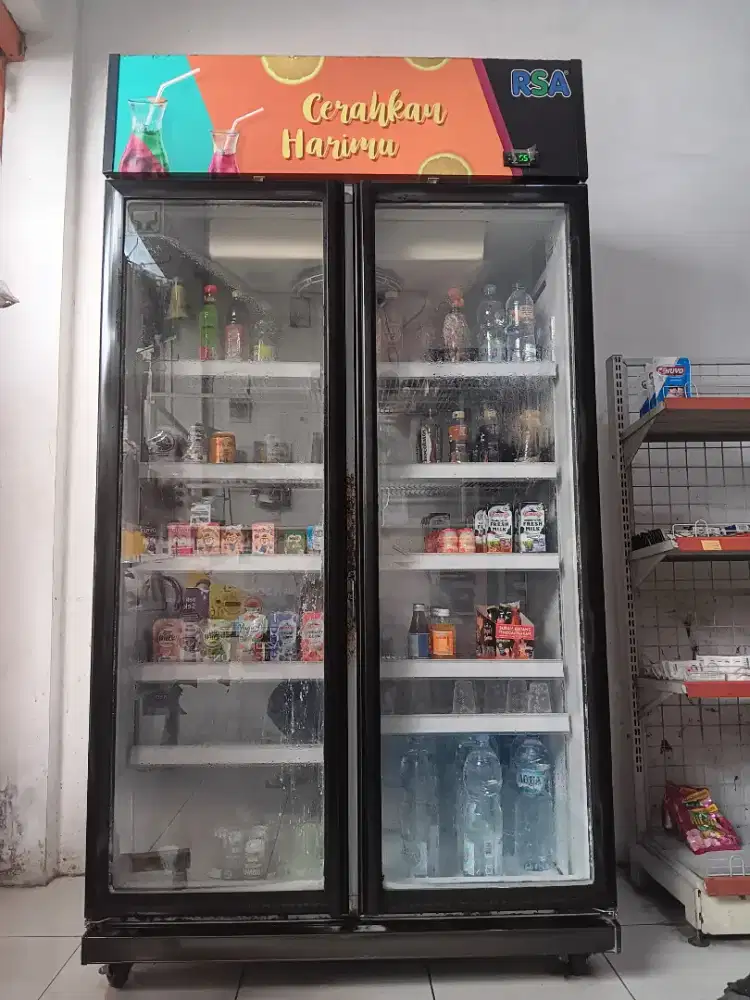 SHOWCASE 2 PINTU MERK CSA
