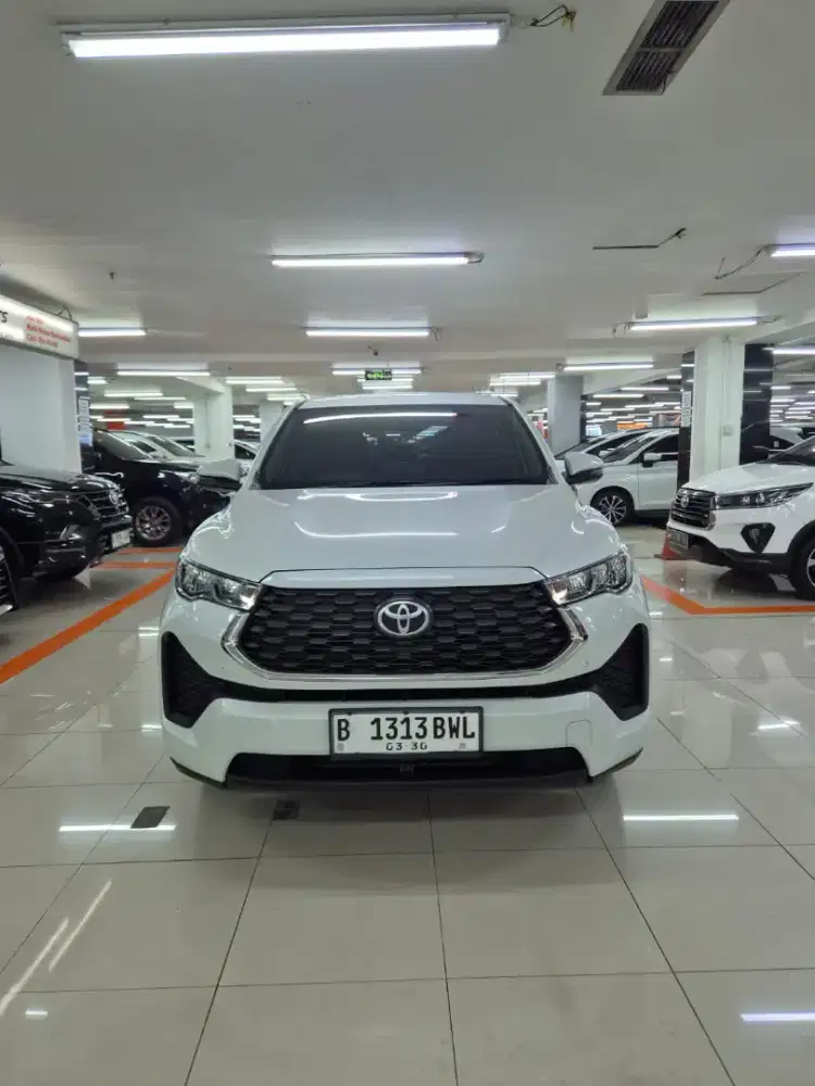 Toyota zenix v 2023 matik bensin low km putih