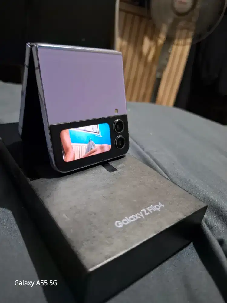 SAMSUNG Z-Flip 4 5G 8/128GB minus layar dalam Lok. PAMULANG - CISEENG