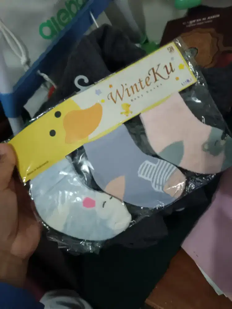 Kaus kaki bayi, selimut bayi, baju bayi, sendok mpasi richell, bantal