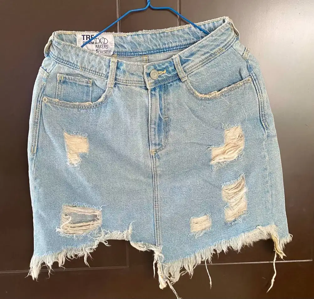 ZARA RIPPED DENIM SKIRT - ORIGINAL – SIZE L – PRELOVED