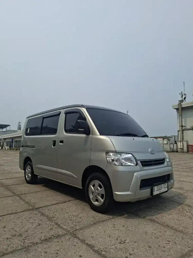 Daihatsu Grandmax Minibus MB hatcback silver 2024