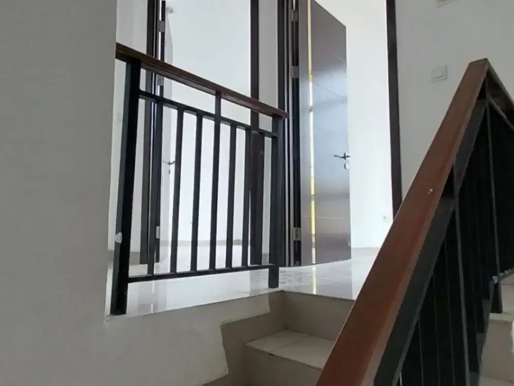 sewa rumah 3 lantai PIK 2 uk 6x10m kosongan