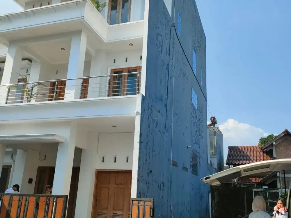 Jual Rumah Mewah Full furnished  3 Lantai Spek Mewah Dalam Ringroad Utara 2 Menit RS HERMINA JOGJA