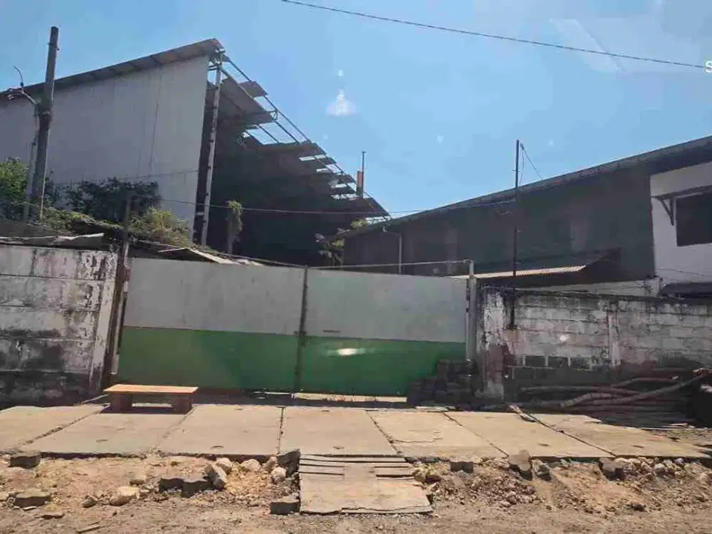 Kalianak. jalan utama. Gudang siap pakai