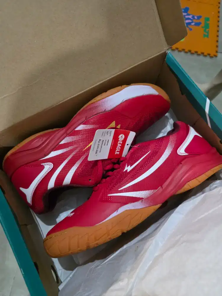 Preloved sepatu olahraga pria masih new