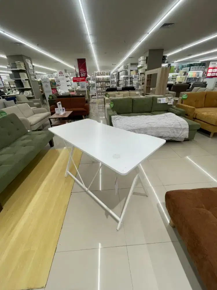 Meja Britta White