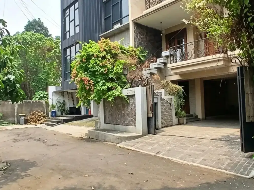 DIJUAL RUMAH 4 TINGKAT BERLIFT HANYA 7 MENIT  JALAN KE MRT FATMWATI