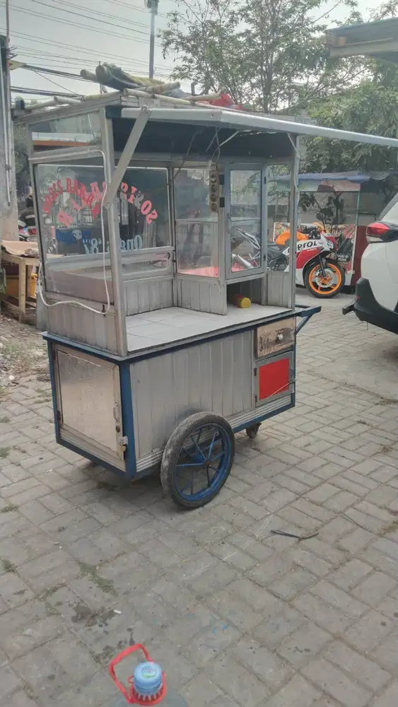 Gerobak bekas sosis bakar