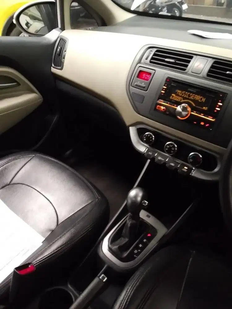 KIA RIO SE 1.4 AT 2014 KM 90 Ribuan Putih mulus